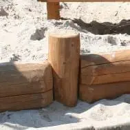 Stolpe for sandkasse/kantsikring